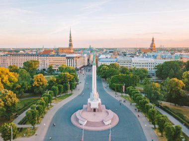 10 Haziran 2018. Riga, Letonya. Akşam günbatımı Anıtı Milda şaşırtıcı sırasında eski şehir merkezinde güzel hava görünümünü göster.