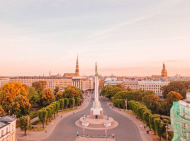 10 Haziran 2018. Riga, Letonya. Akşam günbatımı Anıtı Milda şaşırtıcı sırasında eski şehir merkezinde güzel hava görünümünü göster.