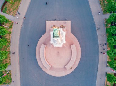 10 Haziran 2018. Riga, Letonya. Akşam günbatımı Anıtı Milda şaşırtıcı sırasında eski şehir merkezinde güzel hava görünümünü göster.