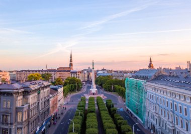 10 Haziran 2018. Riga, Letonya. Akşam günbatımı Anıtı Milda şaşırtıcı sırasında eski şehir merkezinde güzel hava görünümünü göster.