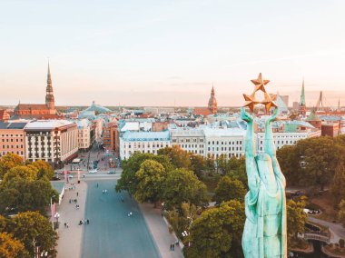 10 Haziran 2018. Riga, Letonya. Akşam günbatımı Anıtı Milda şaşırtıcı sırasında eski şehir merkezinde güzel hava görünümünü göster.