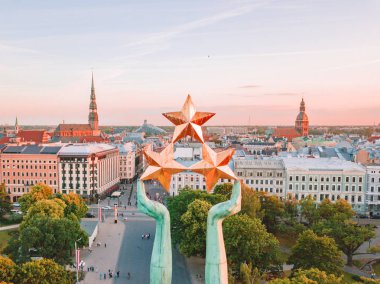 10 Haziran 2018. Riga, Letonya. Akşam günbatımı Anıtı Milda şaşırtıcı sırasında eski şehir merkezinde güzel hava görünümünü göster.