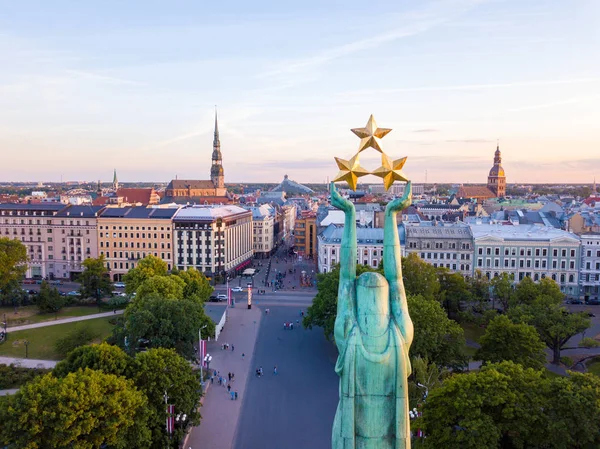 10 Haziran 2018. Riga, Letonya. Akşam günbatımı Anıtı Milda şaşırtıcı sırasında eski şehir merkezinde güzel hava görünümünü göster.