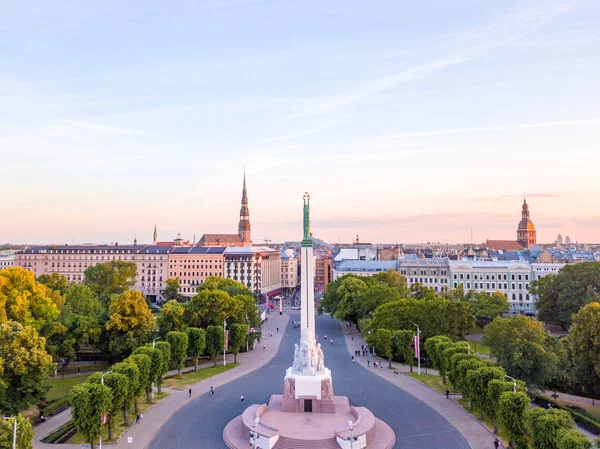 10 Haziran 2018. Riga, Letonya. Akşam günbatımı Anıtı Milda şaşırtıcı sırasında eski şehir merkezinde güzel hava görünümünü göster.
