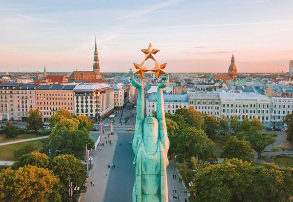 10 Haziran 2018. Riga, Letonya. Akşam günbatımı Anıtı Milda şaşırtıcı sırasında eski şehir merkezinde güzel hava görünümünü göster.