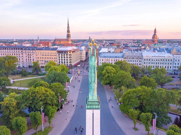 10 Haziran 2018. Riga, Letonya. Akşam günbatımı Anıtı Milda şaşırtıcı sırasında eski şehir merkezinde güzel hava görünümünü göster.