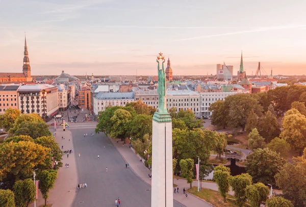 2018年6月10日 拉脱维亚 美丽的鸟瞰自由女神像 Milda 在市中心的老城在惊人的黄昏日落视图 — 图库照片
