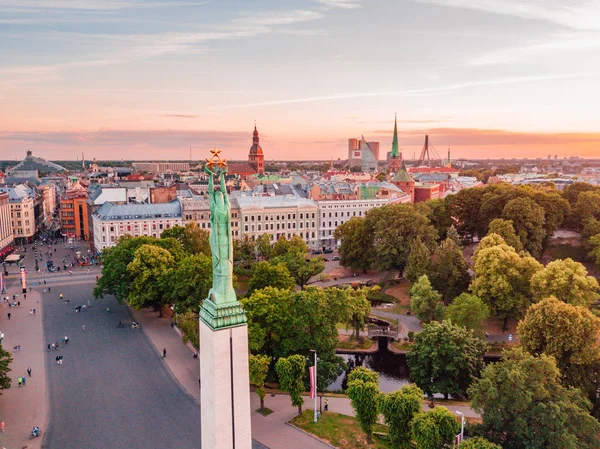 10 Haziran 2018. Riga, Letonya. Akşam günbatımı Anıtı Milda şaşırtıcı sırasında eski şehir merkezinde güzel hava görünümünü göster.