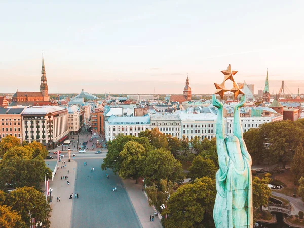 Junio 2018 Riga Letonia Hermosa Vista Aérea Estatua Libertad Milda —  Fotos de Stock