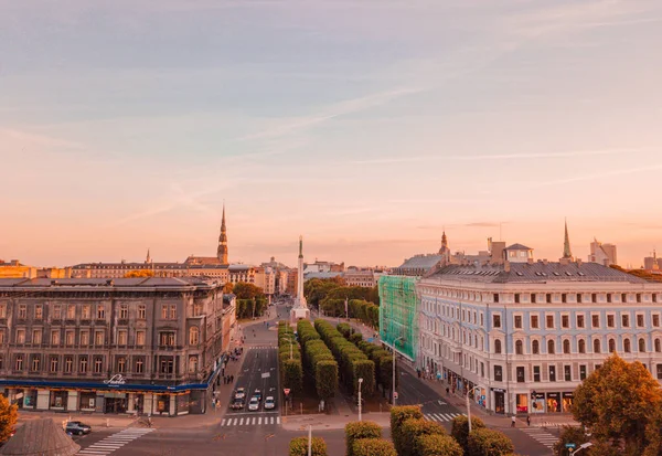 10 Haziran 2018. Riga, Letonya. Akşam günbatımı Anıtı Milda şaşırtıcı sırasında eski şehir merkezinde güzel hava görünümünü göster.