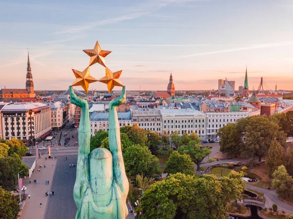10 Haziran 2018. Riga, Letonya. Akşam günbatımı Anıtı Milda şaşırtıcı sırasında eski şehir merkezinde güzel hava görünümünü göster.