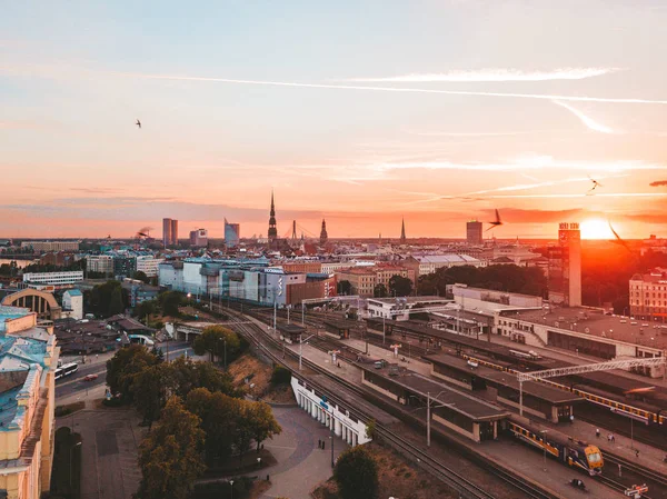 2018年6月10日 拉脱维亚 美丽的日落在火车站右边在市中心中间 — 图库照片