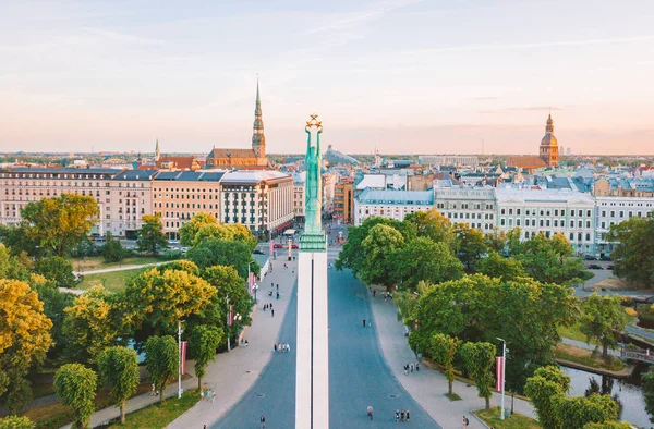 10 Haziran 2018. Riga, Letonya. Akşam günbatımı Anıtı Milda şaşırtıcı sırasında eski şehir merkezinde güzel hava görünümünü göster.