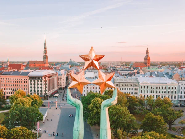 10 Haziran 2018. Riga, Letonya. Akşam günbatımı Anıtı Milda şaşırtıcı sırasında eski şehir merkezinde güzel hava görünümünü göster.