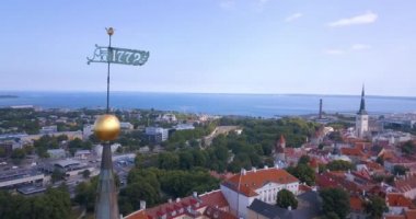 Şehrin ana Meydanı, Katedral ve turuncu çatı tarafından çevrili dar sokaklar yakınındaki üzerinden inanılmaz hava Tallinn görünüm.