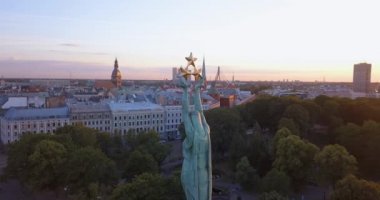 Milda - Riga özgürlük heykeli hava görünümünü. Panoramik görünüm.