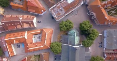 Şehrin ana Meydanı, Katedral ve turuncu çatı tarafından çevrili dar sokaklar yakınındaki üzerinden inanılmaz hava Tallinn görünüm.