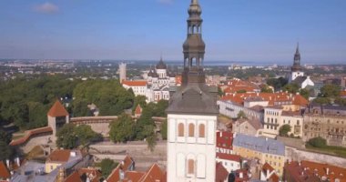Şehrin ana Meydanı, Katedral ve turuncu çatı tarafından çevrili dar sokaklar yakınındaki üzerinden inanılmaz hava Tallinn görünüm.
