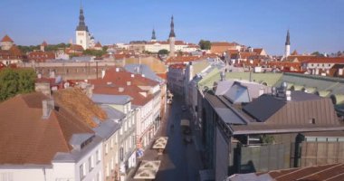 Şehrin ana Meydanı, Katedral ve turuncu çatı tarafından çevrili dar sokaklar yakınındaki üzerinden inanılmaz hava Tallinn görünüm.