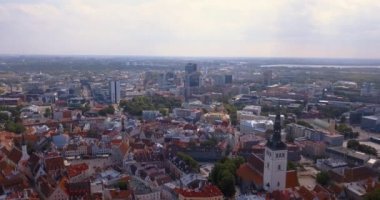 Şehrin ana Meydanı, Katedral ve turuncu çatı tarafından çevrili dar sokaklar yakınındaki üzerinden inanılmaz hava Tallinn görünüm.