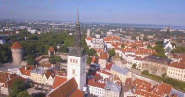 Şehrin ana Meydanı, Katedral ve turuncu çatı tarafından çevrili dar sokaklar yakınındaki üzerinden inanılmaz hava Tallinn görünüm.
