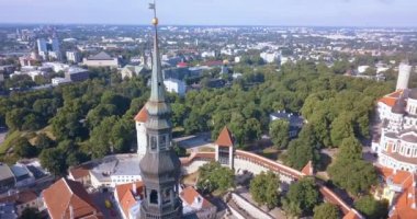 Şehrin ana Meydanı, Katedral ve turuncu çatı tarafından çevrili dar sokaklar yakınındaki üzerinden inanılmaz hava Tallinn görünüm.