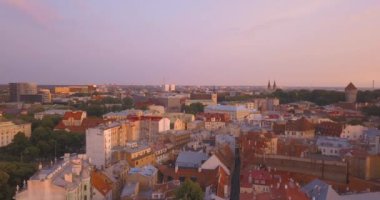 Güzel hava mor günbatımı manzarasını yukarıdan Tallinn eski şehir. Şaşırtıcı Estonya.