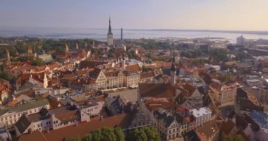 Şehrin ana Meydanı, Katedral ve turuncu çatı tarafından çevrili dar sokaklar yakınındaki üzerinden inanılmaz hava Tallinn görünüm.