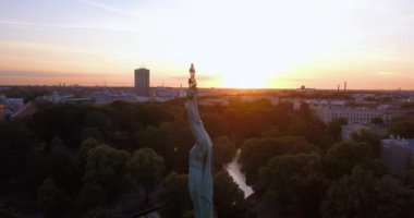 Milda - Riga özgürlük heykeli hava görünümünü. Panoramik görünüm.