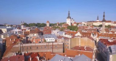 Şehrin ana Meydanı, Katedral ve turuncu çatı tarafından çevrili dar sokaklar yakınındaki üzerinden inanılmaz hava Tallinn görünüm.