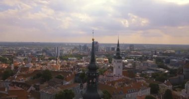 Şehrin ana Meydanı, Katedral ve turuncu çatı tarafından çevrili dar sokaklar yakınındaki üzerinden inanılmaz hava Tallinn görünüm.