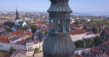 Şehrin ana Meydanı, Katedral ve turuncu çatı tarafından çevrili dar sokaklar yakınındaki üzerinden inanılmaz hava Tallinn görünüm.