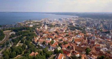 Şehrin ana Meydanı, Katedral ve turuncu çatı tarafından çevrili dar sokaklar yakınındaki üzerinden inanılmaz hava Tallinn görünüm.