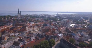 Şehrin ana Meydanı, Katedral ve turuncu çatı tarafından çevrili dar sokaklar yakınındaki üzerinden inanılmaz hava Tallinn görünüm.