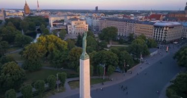 Milda - Riga özgürlük heykeli hava görünümünü. Panoramik görünüm.
