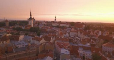 Güzel hava mor günbatımı manzarasını yukarıdan Tallinn eski şehir. Şaşırtıcı Estonya.
