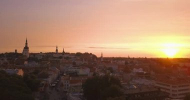 Güzel hava mor günbatımı manzarasını yukarıdan Tallinn eski şehir. Şaşırtıcı Estonya.