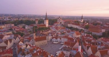 Güzel hava mor günbatımı manzarasını yukarıdan Tallinn eski şehir. Şaşırtıcı Estonya.