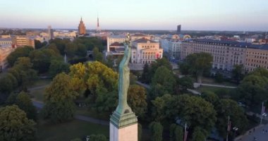 Milda - Riga özgürlük heykeli hava görünümünü. Panoramik görünüm.