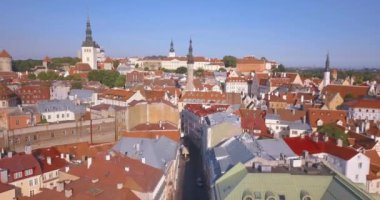 Şehrin ana Meydanı, Katedral ve turuncu çatı tarafından çevrili dar sokaklar yakınındaki üzerinden inanılmaz hava Tallinn görünüm.