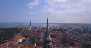 Şehrin ana Meydanı, Katedral ve turuncu çatı tarafından çevrili dar sokaklar yakınındaki üzerinden inanılmaz hava Tallinn görünüm.