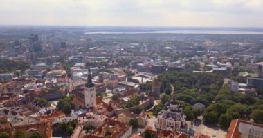 Şehrin ana Meydanı, Katedral ve turuncu çatı tarafından çevrili dar sokaklar yakınındaki üzerinden inanılmaz hava Tallinn görünüm.