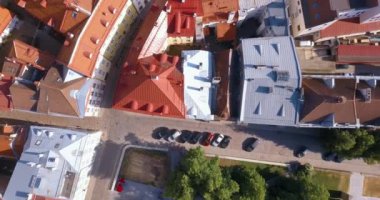 Şehrin ana Meydanı, Katedral ve turuncu çatı tarafından çevrili dar sokaklar yakınındaki üzerinden inanılmaz hava Tallinn görünüm.