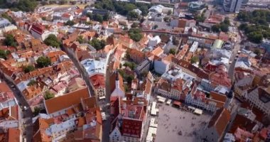 Şehrin ana Meydanı, Katedral ve turuncu çatı tarafından çevrili dar sokaklar yakınındaki üzerinden inanılmaz hava Tallinn görünüm.