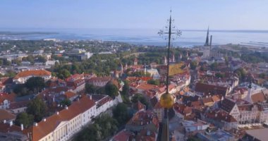 Şehrin ana Meydanı, Katedral ve turuncu çatı tarafından çevrili dar sokaklar yakınındaki üzerinden inanılmaz hava Tallinn görünüm.