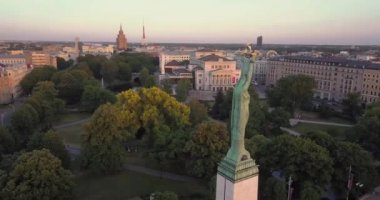 Milda - Riga özgürlük heykeli hava görünümünü. Panoramik görünüm.