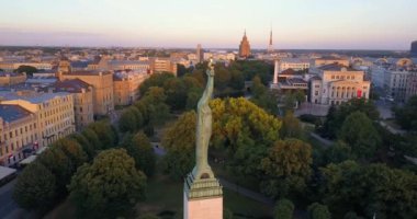 Milda - Riga özgürlük heykeli hava görünümünü. Panoramik görünüm.