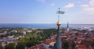 Şehrin ana Meydanı, Katedral ve turuncu çatı tarafından çevrili dar sokaklar yakınındaki üzerinden inanılmaz hava Tallinn görünüm.