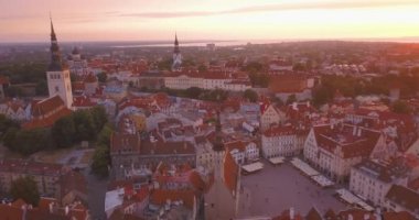 Güzel hava mor günbatımı manzarasını yukarıdan Tallinn eski şehir. Şaşırtıcı Estonya.