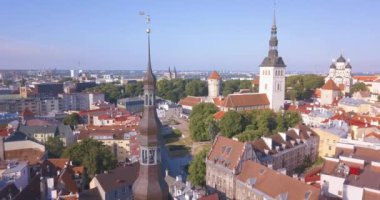 Şehrin ana Meydanı, Katedral ve turuncu çatı tarafından çevrili dar sokaklar yakınındaki üzerinden inanılmaz hava Tallinn görünüm.